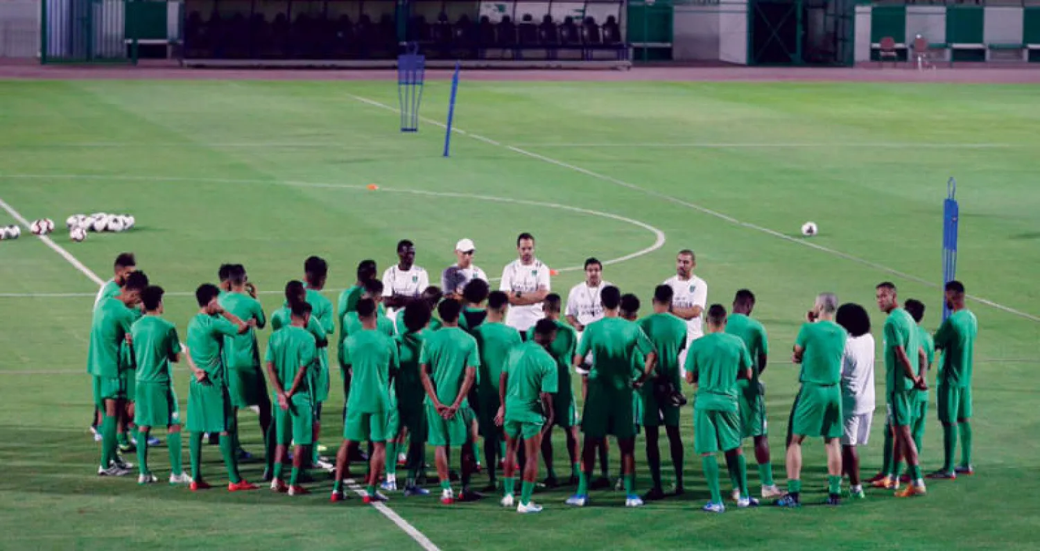 المحمدي خلال اجتماعه باللاعبين قبل بدء التدريبات (المركز الإعلامي بالنادي الأهلي)