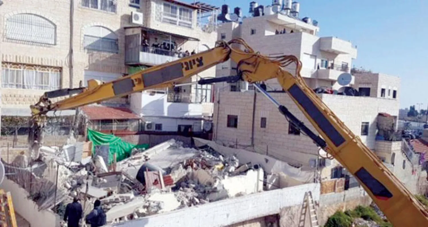 هدم منزل في مدينة شفاعمرو العربية في إسرائيل الأربعاء (وكالة الصحافة الفلسطينية)