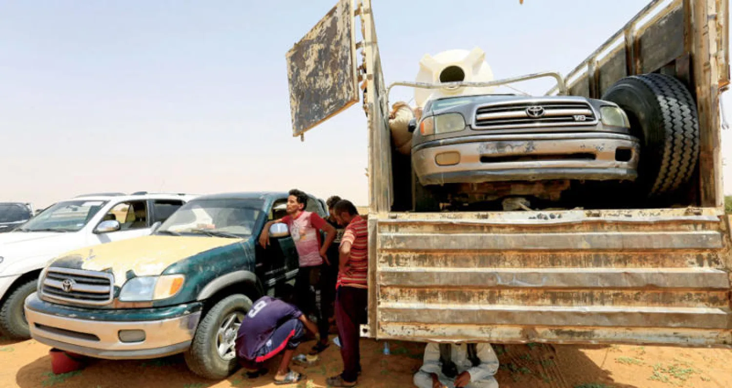 مهربون أوقفتهم قوات الدعم السريع السودانية في منطقة صحراوية نائية بالقرب من الحدود الليبية (رويترز)