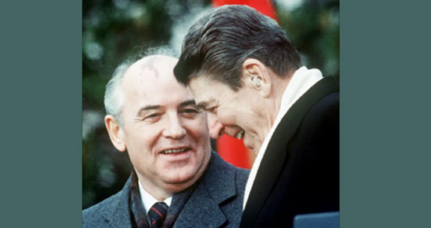 غورباتشوف مع ريغان في ديسمبر 1987 (أ.ف.ب)