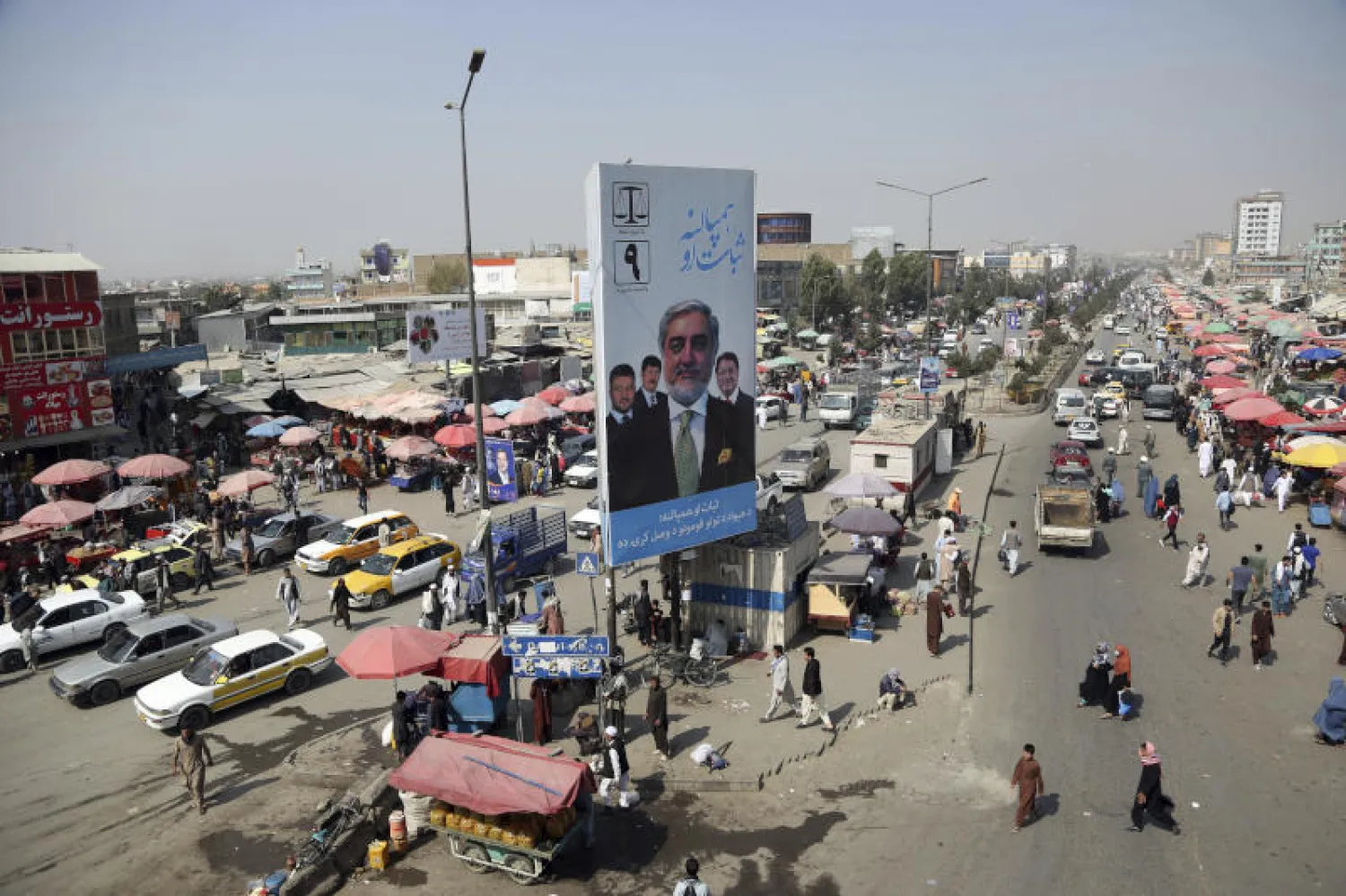 ملصقات الدعاية الانتخابية لرئاسة أفغانستان وسط العاصمة كابل (أ.ب)