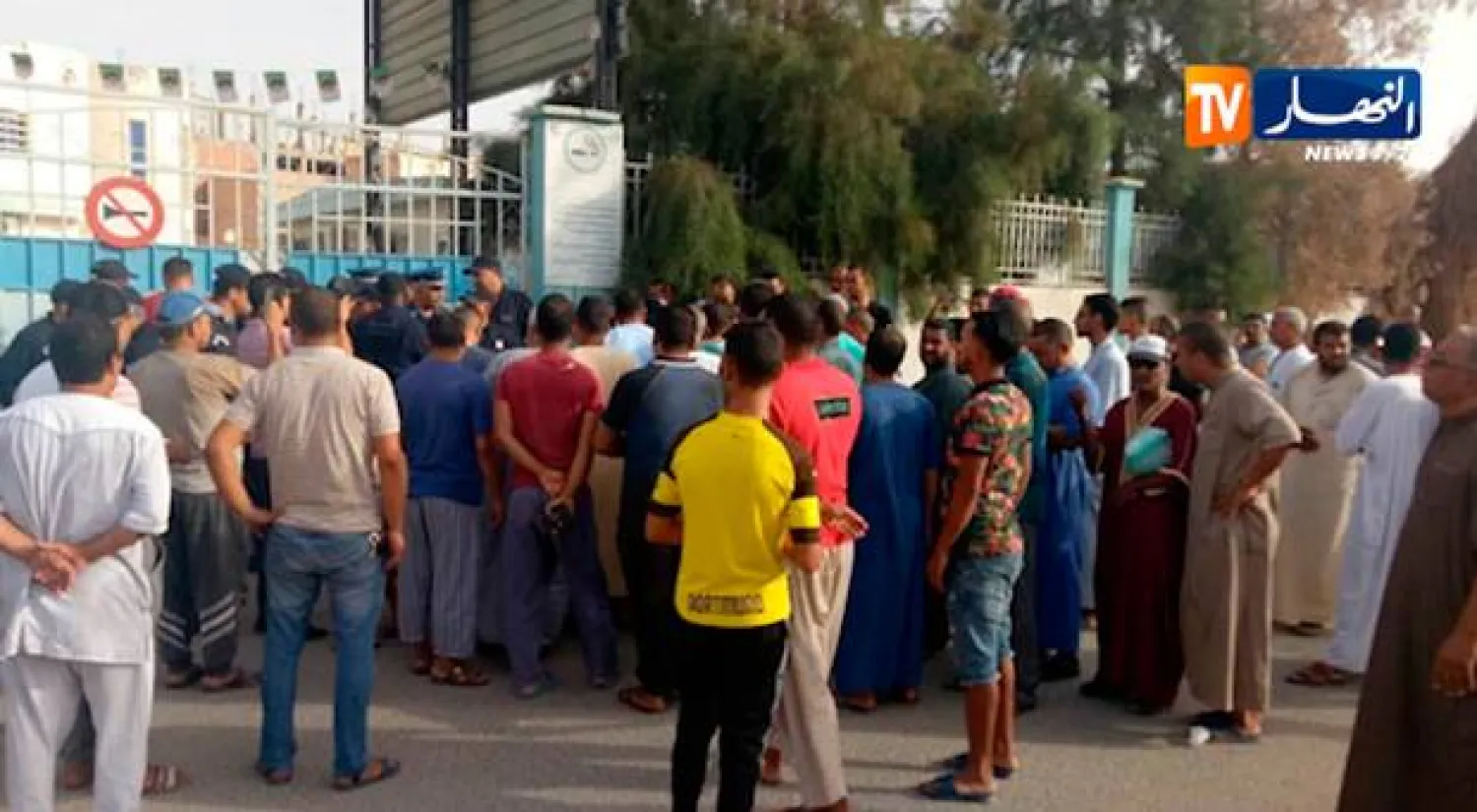 People standing outside the maternity unit of a hospital in Oued Souf. Photo by STRINGER / various sources / AFP