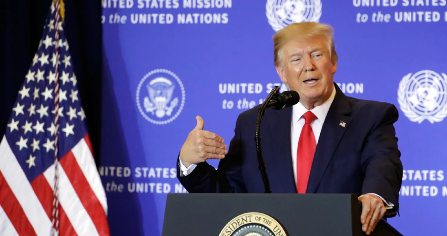 الرئيس الأميركي دونالد ترمب يلقي خطاباً بعد إعلان الديمقراطيين في مجلس النواب بدء إجراءات عزله (إ.ب.أ)