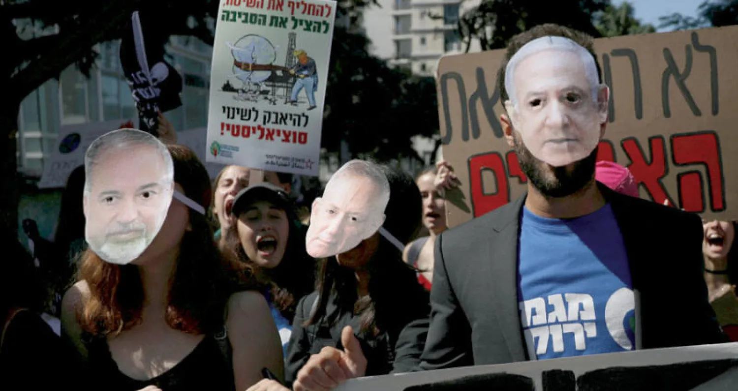 إسرائيليون يضعون أقنعة لوجهي نتنياهو وغانتس في مظاهرة احتجاجية بشأن البيئة أمس (رويترز)