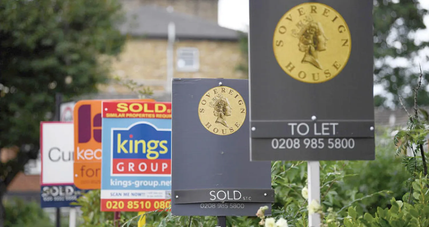 سوق العقارات تبدو «متوقفة» في بريطانيا وسط تراجع في أسعار المساكن (أ.ف.ب)