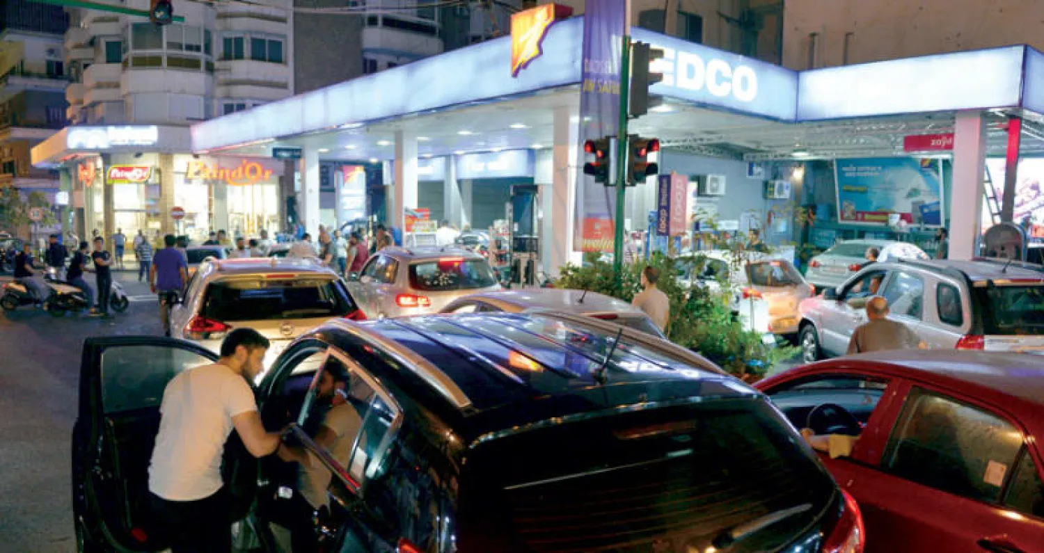 طوابير من السيارات امام محطة وقود في بيروت أول من أمس (إ.ب.أ)