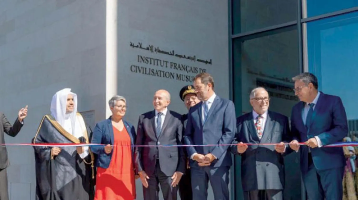 Dr. Muhammed el-İsa, Bakan Christophe Castaner ile birlikte Fransa’daki İslam medeniyeti enstitüsünün açılışını yaparken (SPA)