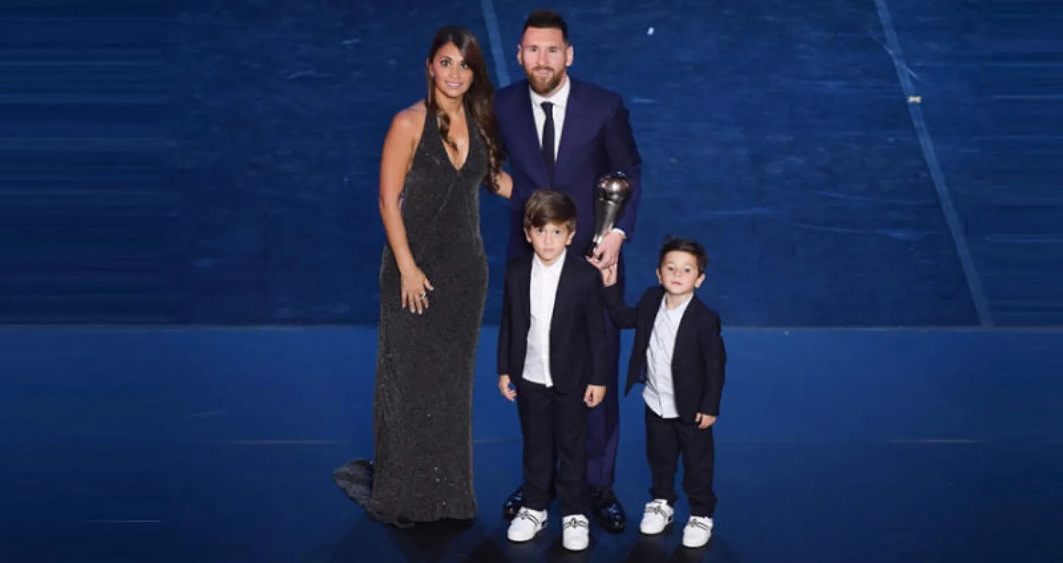 ميسي وزوجته وطفلاه بعد تسلّم جائزة أفضل لاعب (أ.ف.ب)