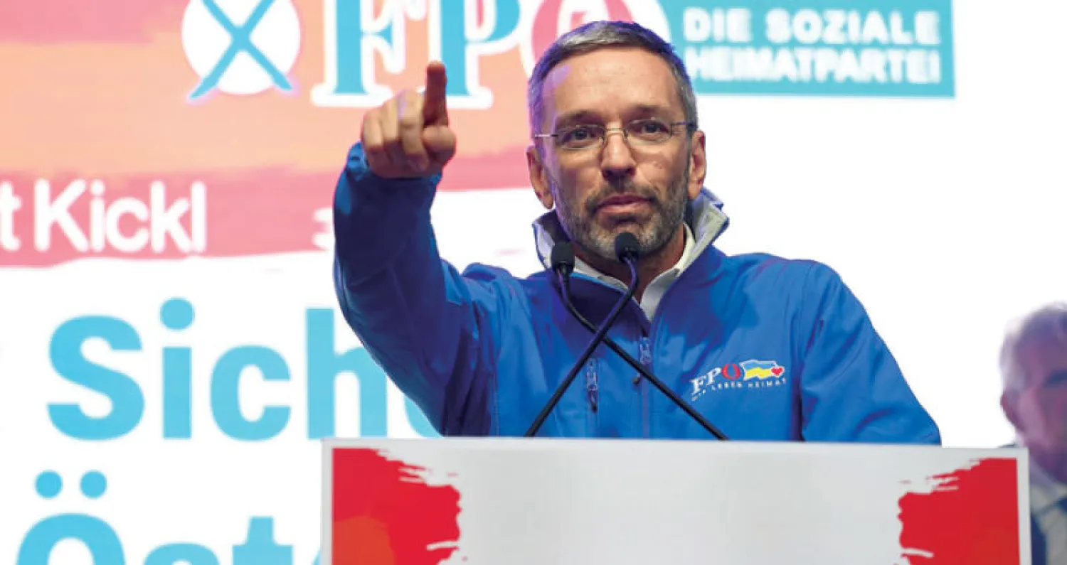 هيربرت كيكل نائب زعيم حزب الحرية اليميني المتطرف ووزير الداخلية الأسبق خلال اليوم الأخير من الحملة الانتخابية (أ.ف.ب)