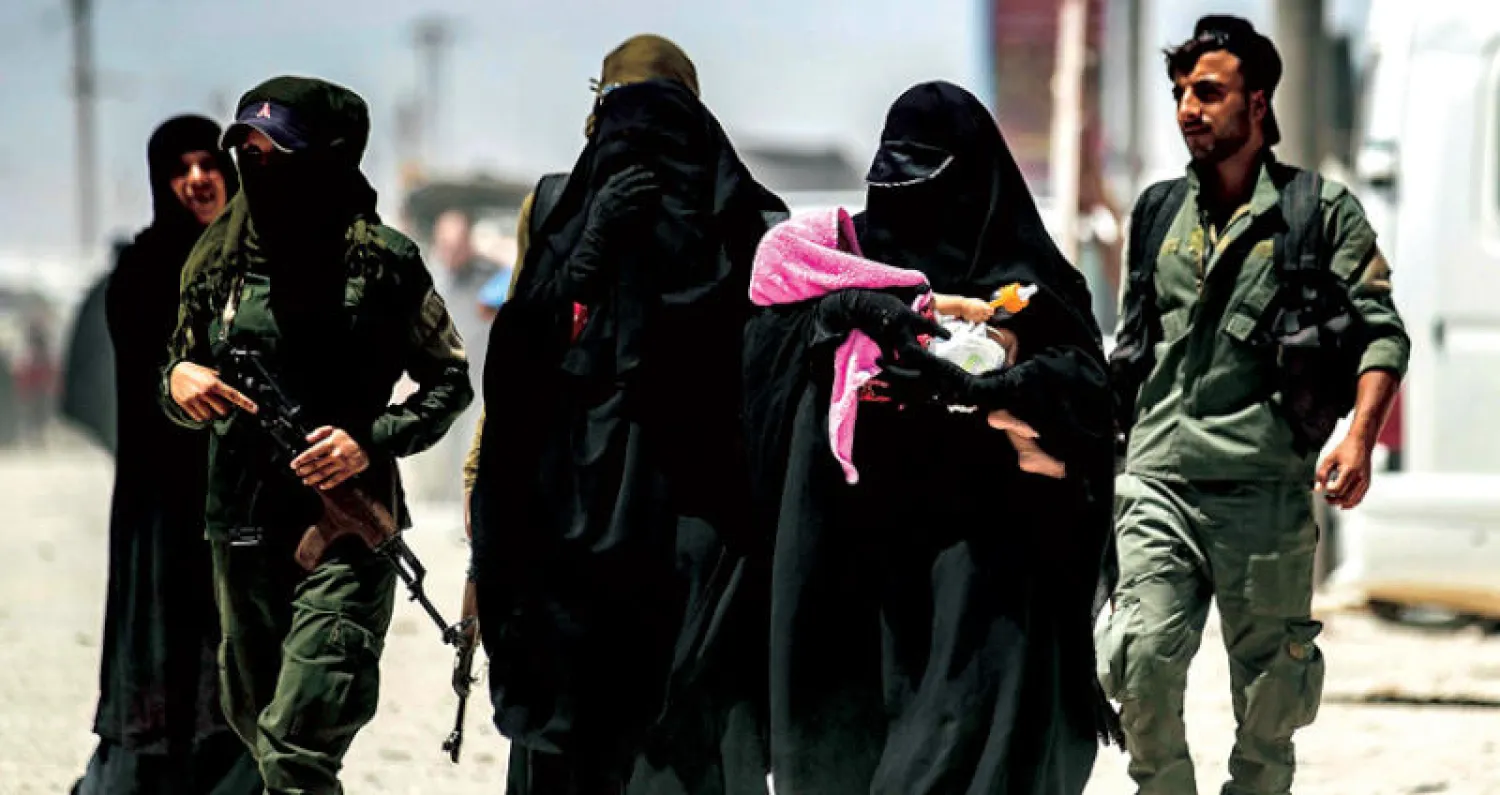 داعشيات مع أطفالهن في مخيم «الهول» (أ.ف.ب)