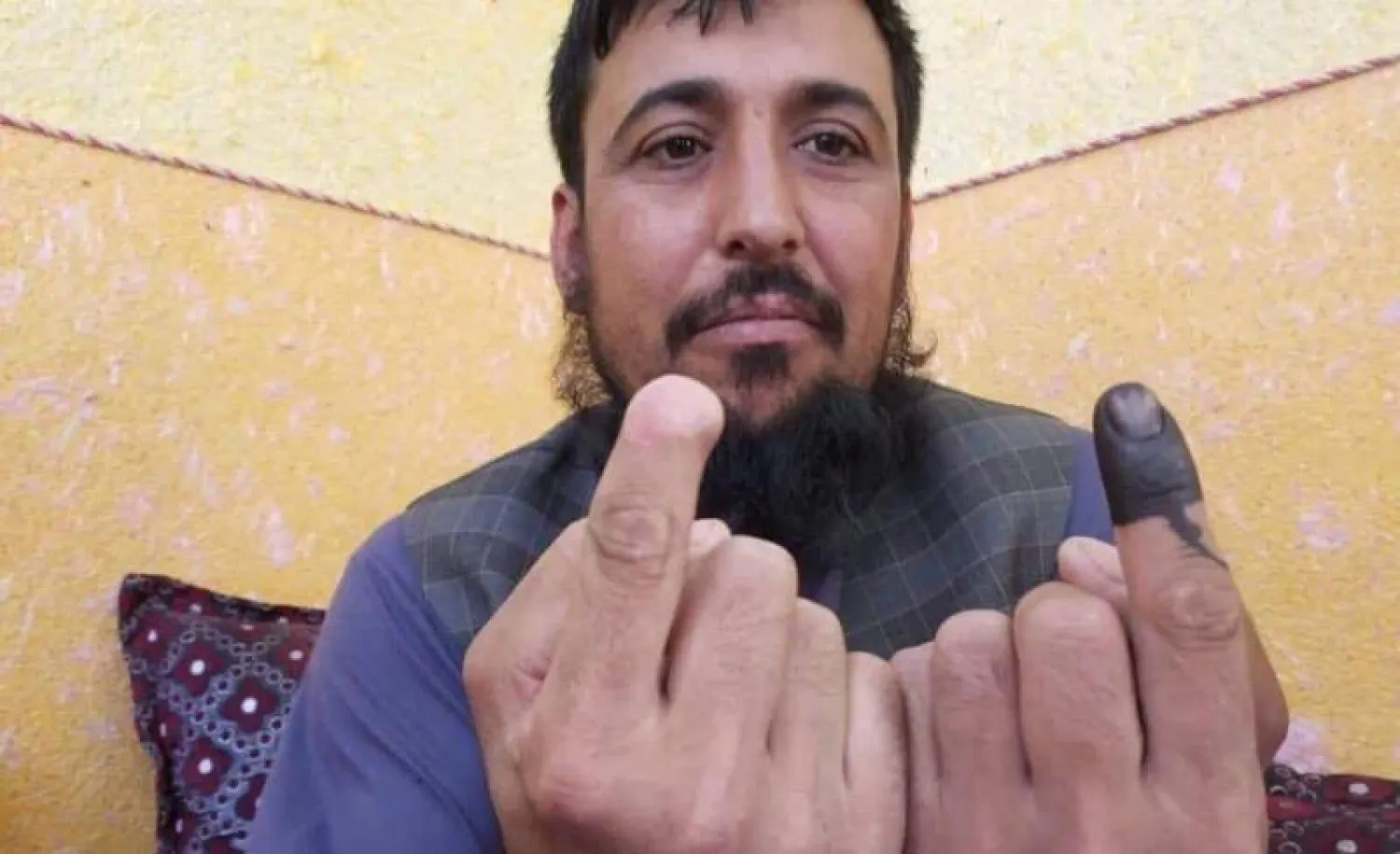 الناخب الأفغاني صفي الله صفي (تويتر)