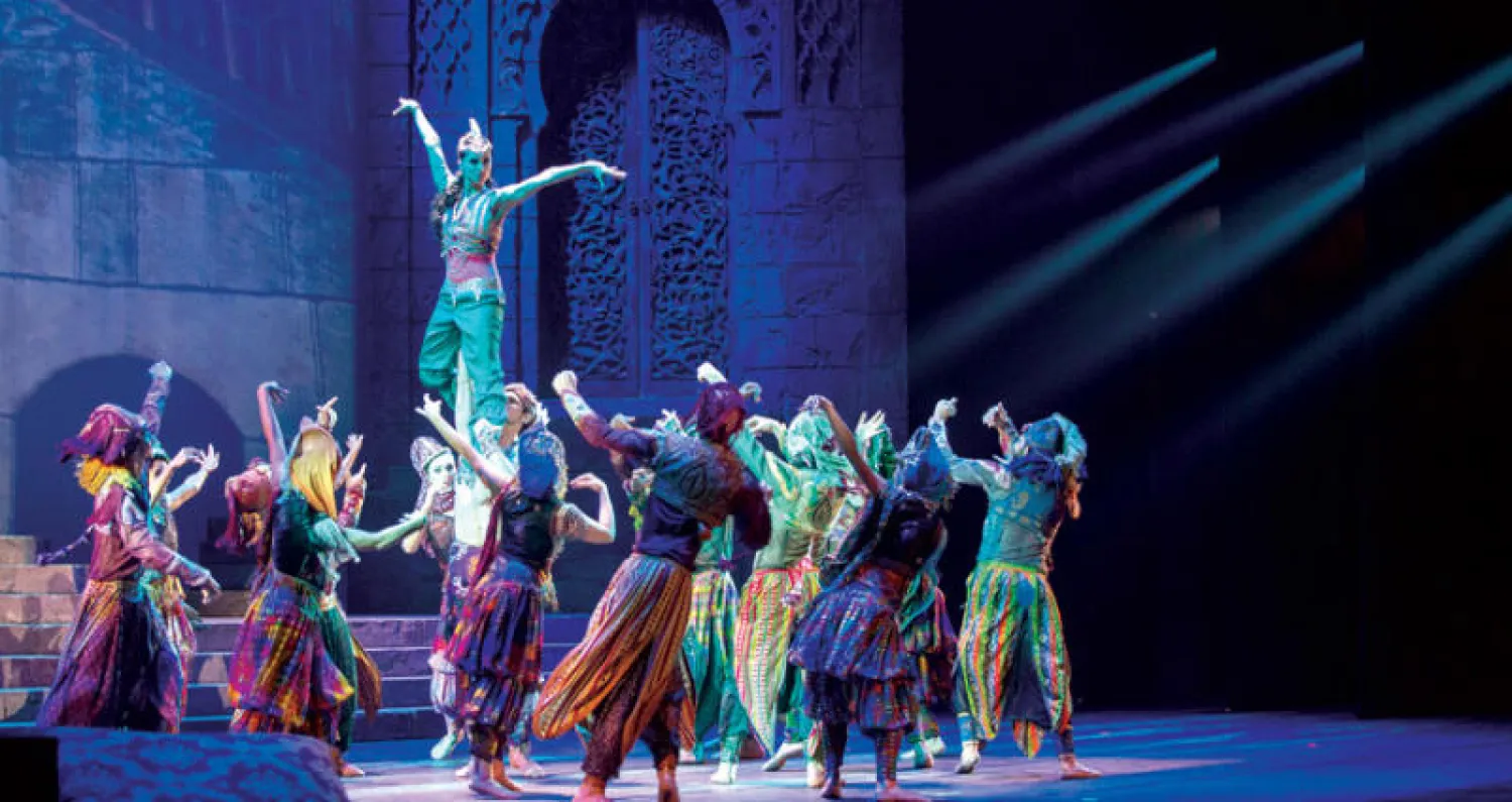جانب من عرض الباليه لفرقة كركلا في «ألف ليلة وليلة» بالموسم الافتتاحي لمسرح المجمّع الثقافي في أبوظبي