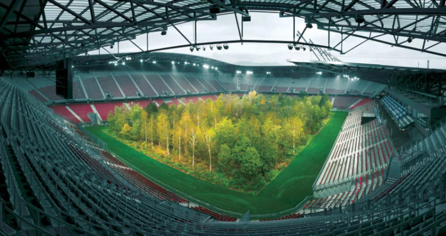 الملعب المزروع بأشجار الفنان ليتمان في النمسا (نيويورك تايمز)