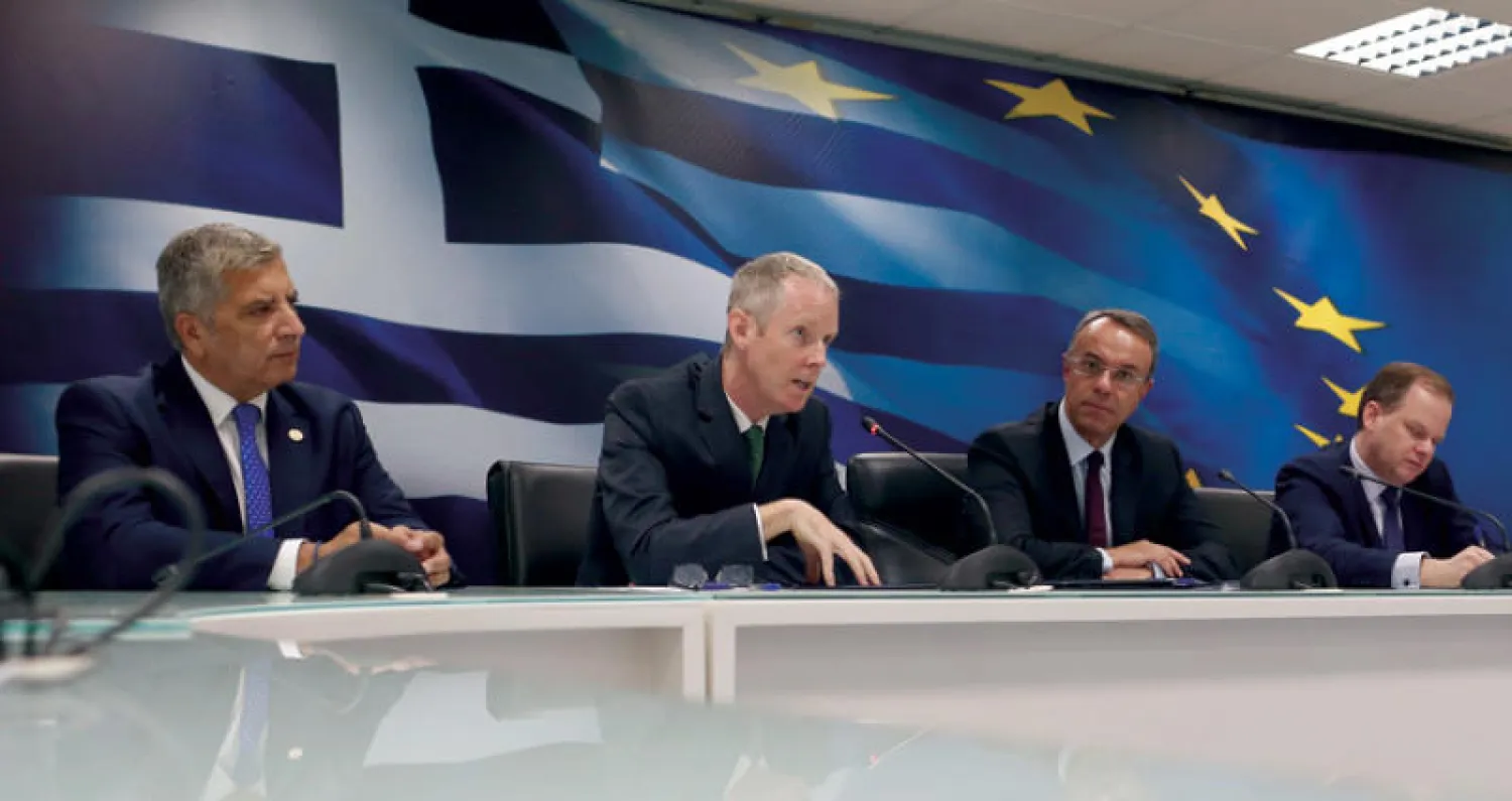 جانب من مؤتمر صحافي في أثينا الخميس الماضي للإعلان عن قرض من بنك الاستثمار الأوروبي للحكومة اليونانية (إ.ب.أ)