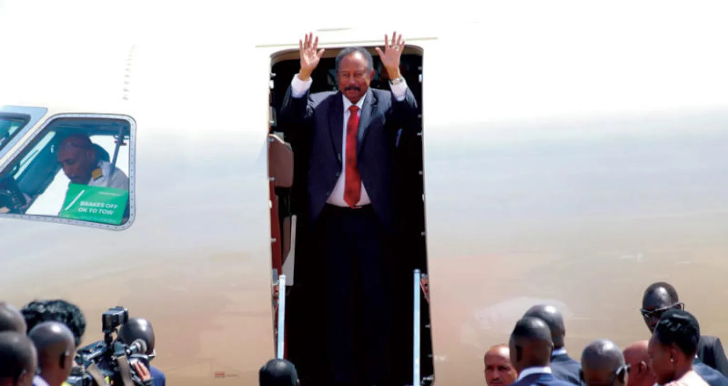 ورثت الحكومة السودانية الجديدة أزمات اقتصادية صعبة على رأسها توفير الخبز والوقود (رويترز)