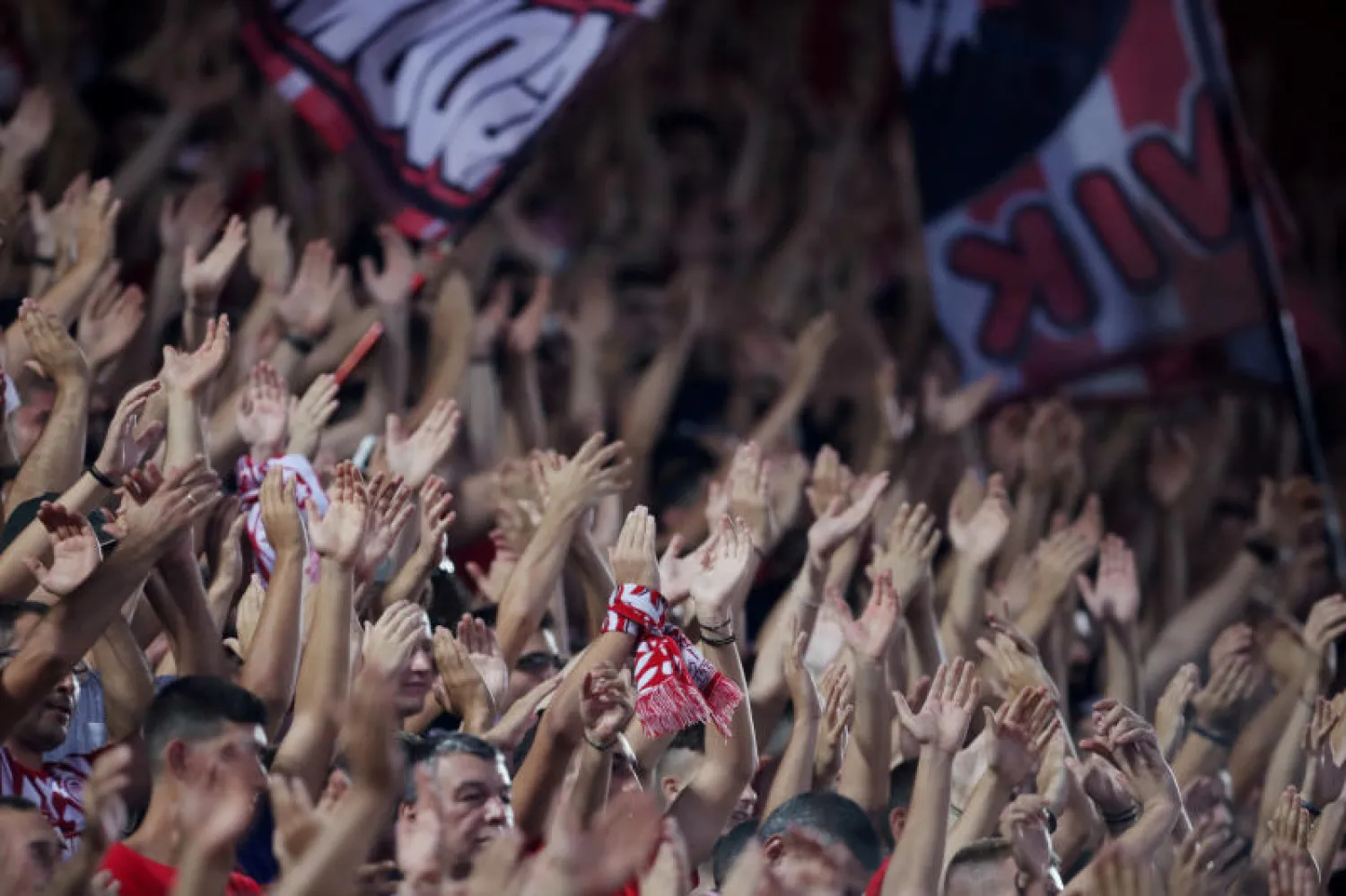 مشجعو أحد الأندية اليونانية (أرشيف - رويترز)