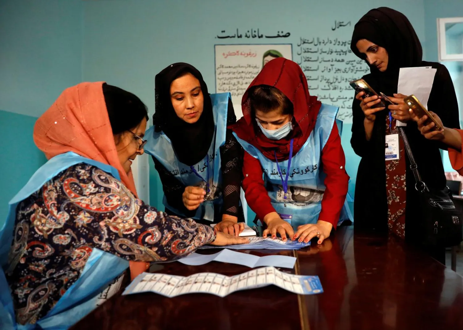 Afghan election commission workers count ballot papers of the presidential election in Kabul, Afghanistan September 28, 2019.REUTERS/Mohammad Ismail

