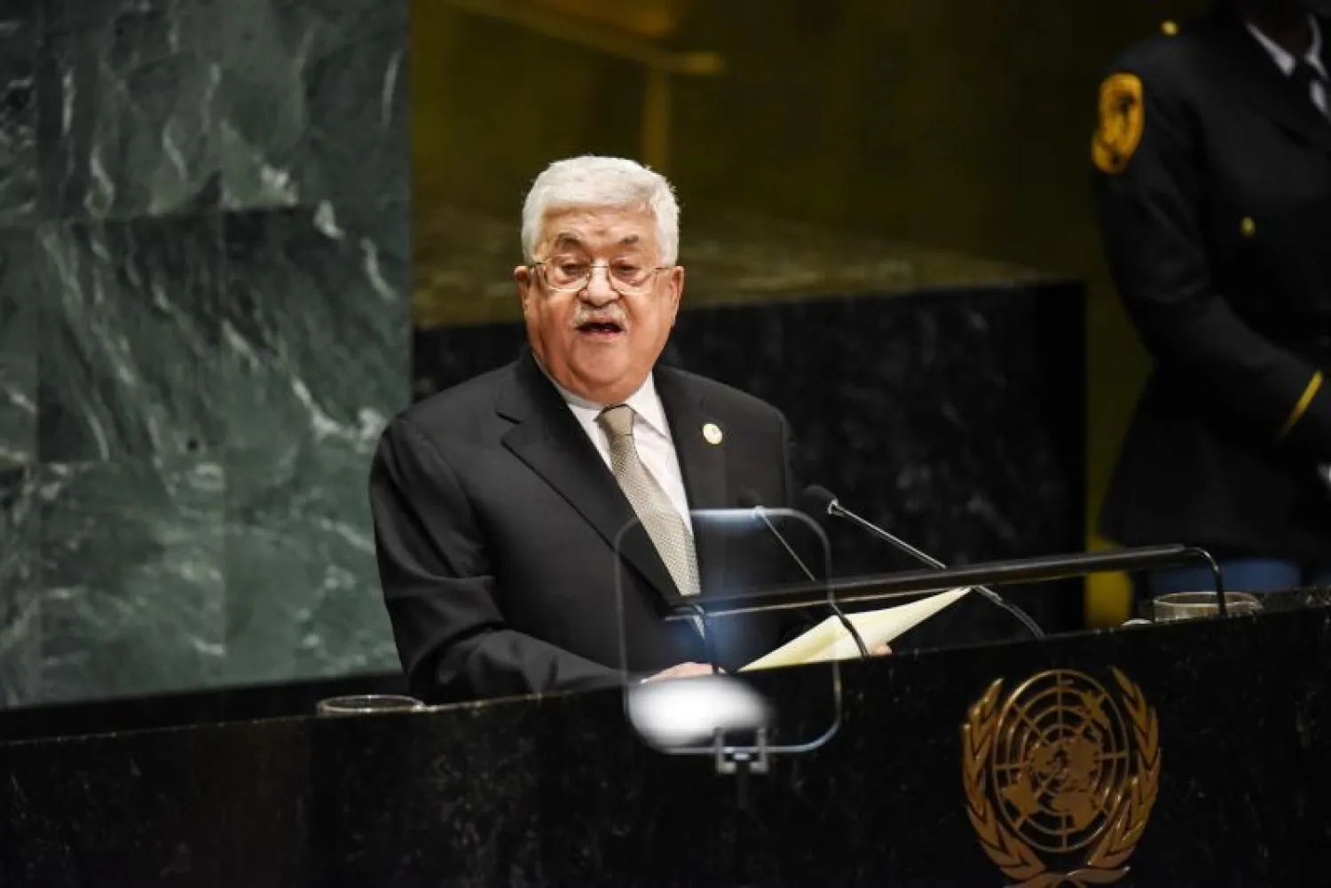 الرئيس الفلسطيني محمود عباس خلال إلقائه خطابه في الأمم المتحدة (أ.ف.ب)