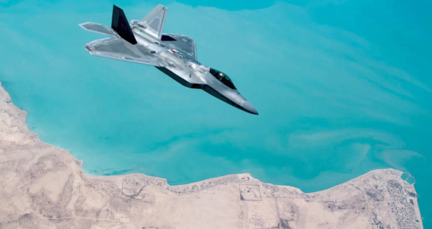 مقاتلة أميركية من طراز إف 22 تقوم بمهمة فوق الخليج العربي منتصف الشهر الماضي (إ.ب.أ)