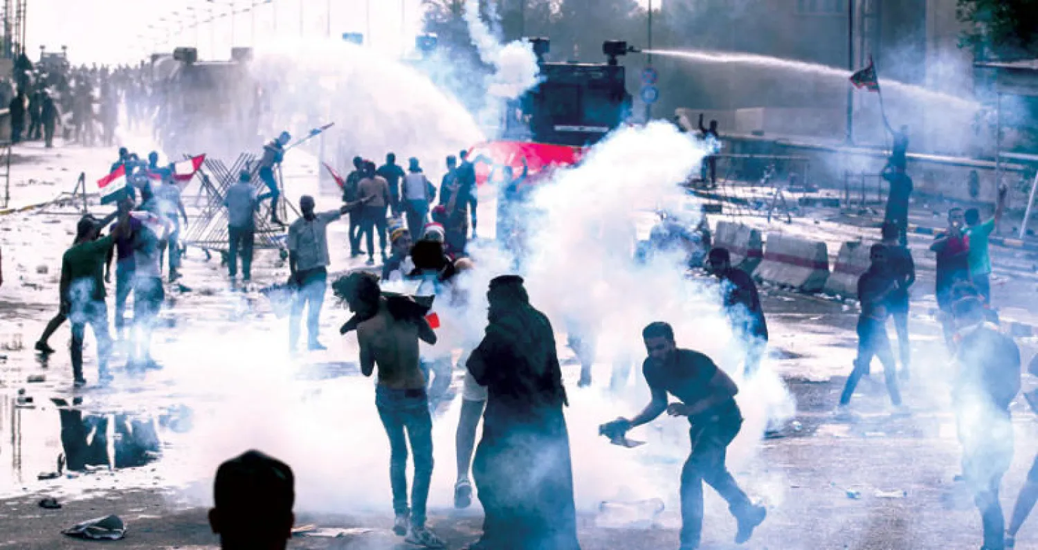 مواجهات بين متظاهرين وقوات مكافحة الشغب في ساحة التحرير وسط بغداد أمس (أ.ف.ب)