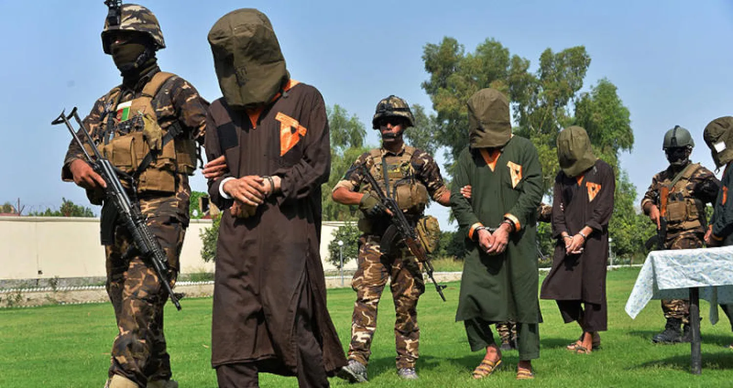 قوات افغانية ترافق عناصر من طالبان و«داعش» تم اعتقالهم في جلال آباد شرق افغانستان اول من امس (أ.ف.ب)