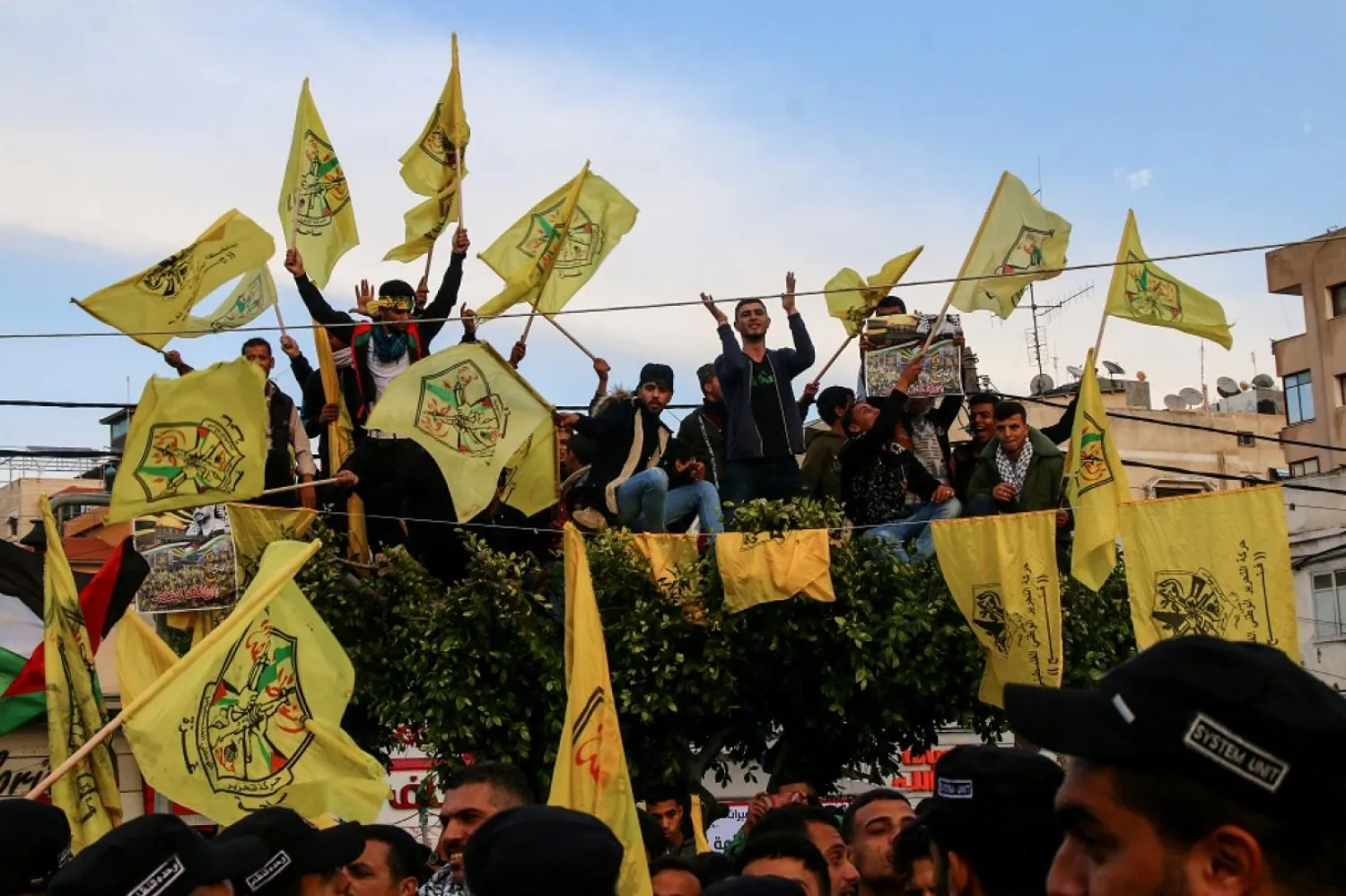 Gazze Şeridi'nin merkezinde Fetih bayrakları taşıyan gençler (Independent Arabia)