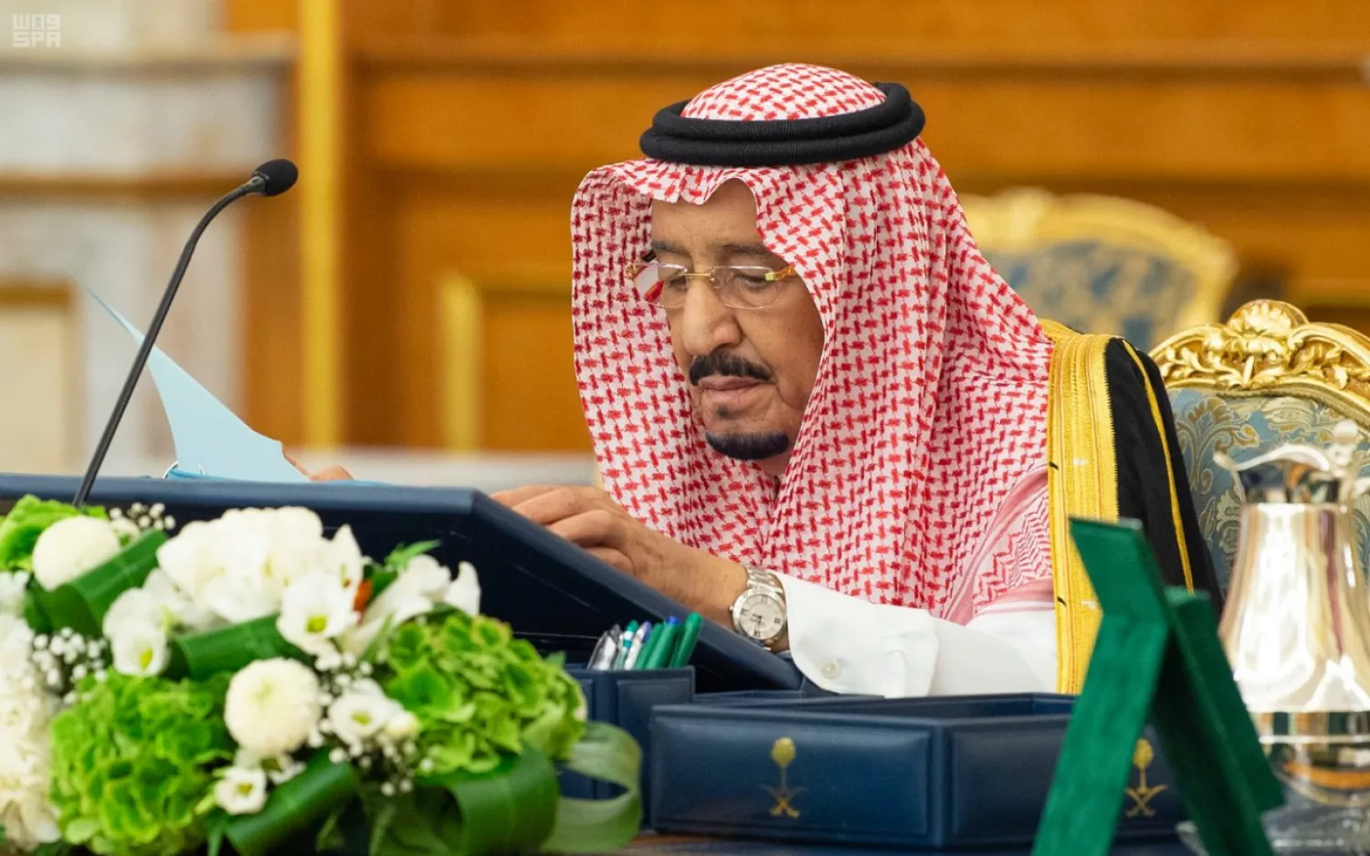 King Salman chairs a cabinet meeting in Jeddah. (SPA)