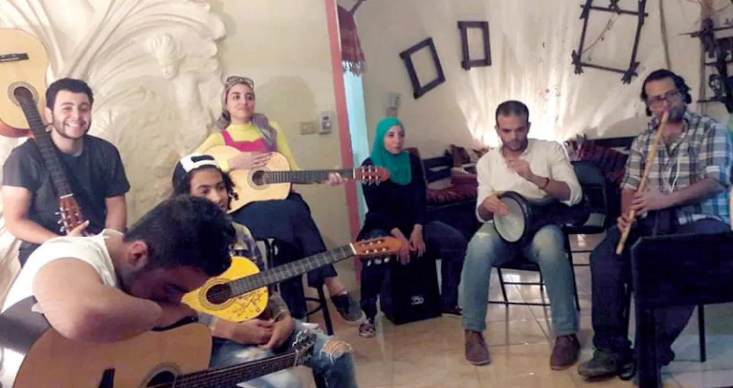 نغمات الموسيقى تليّن أنامل أصحاب المهن المرهقة في مصر