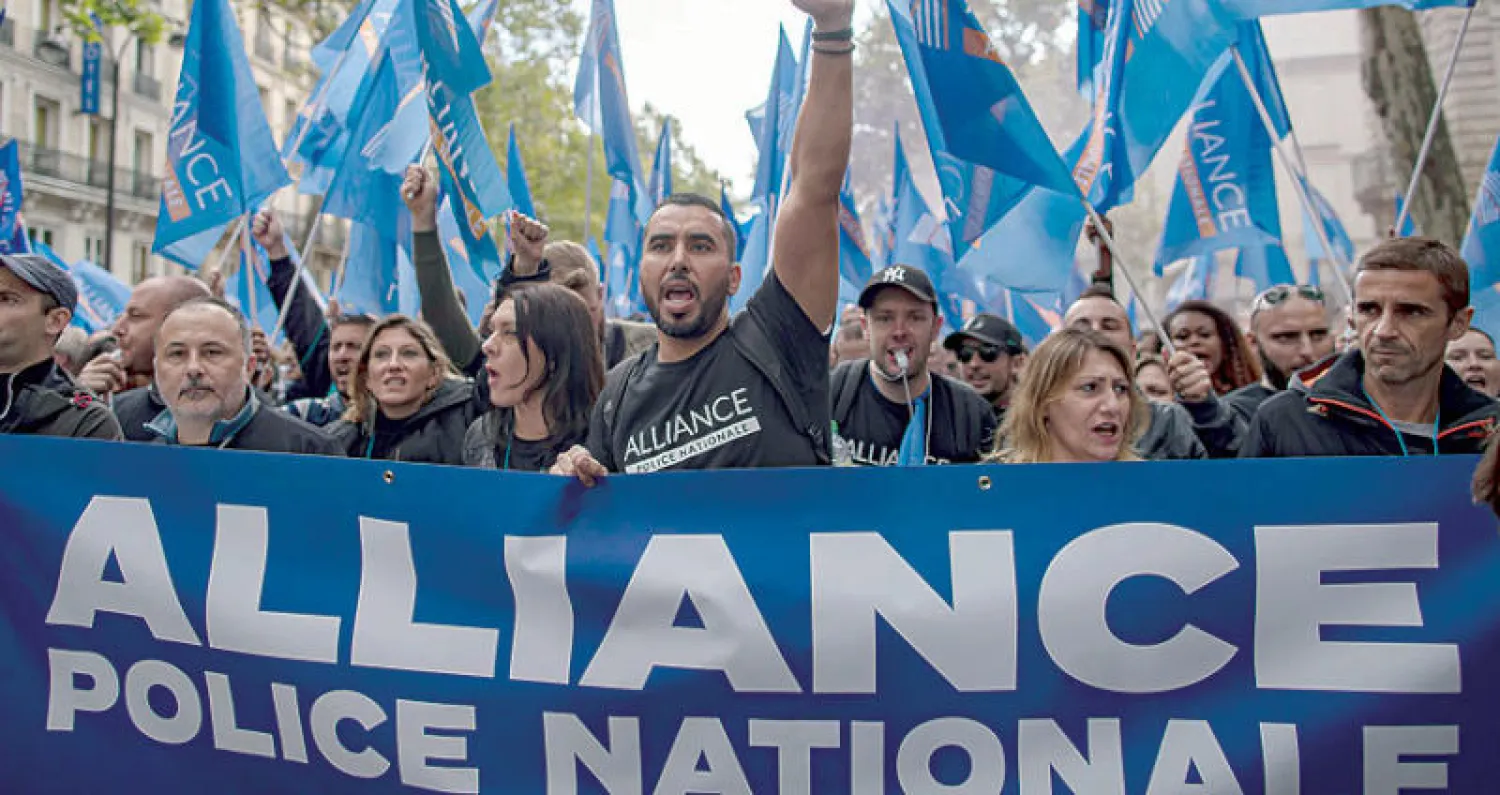 تسمح القوانين الفرنسية للشرطة بالانخراط في نقابات وبحق التظاهر  شرط ألا يكونوا مرتدين ثيابهم الوظيفية الرسمية وهذا ما قاموا به أمس (إ.ب.أ)