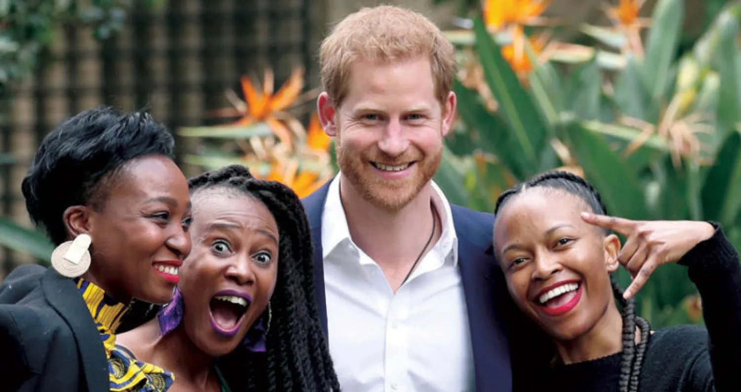 الأمير هاري خلال حفل استقبال ممثلي الشركات الشابة في جنوب أفريقيا بمقر إقامته بجوهانسبورغ أمس (رويترز)