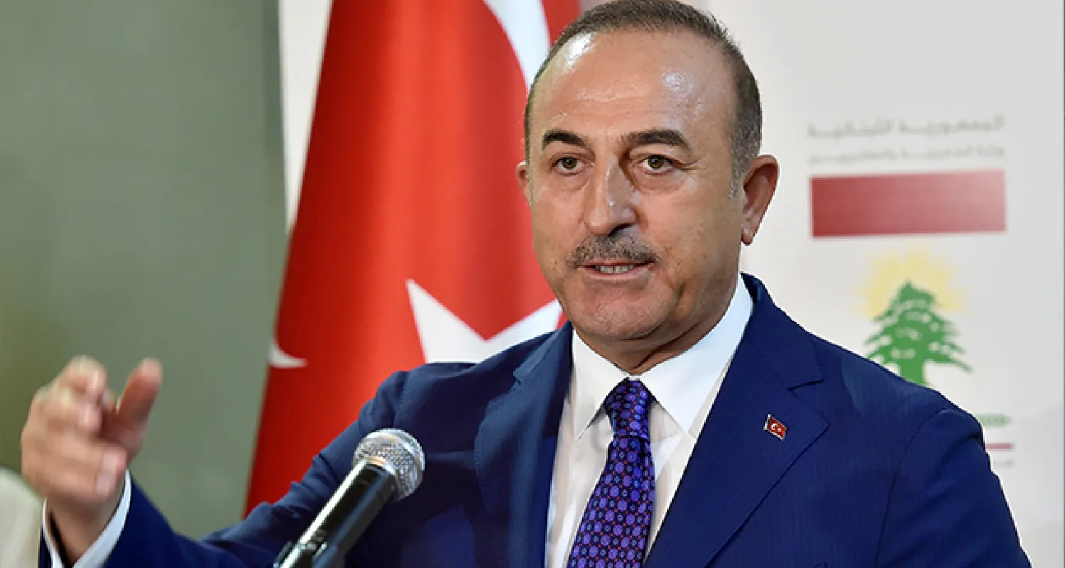 Çavuşoğlu'dan Macron'a tepki: Ayakları pislik içinde gömülüyken öten horoza benzetiyorum