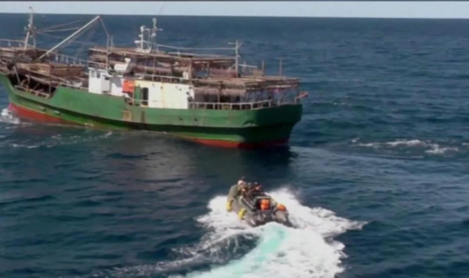 قوات حرس الحدود الروسي توقف أحد زوارق الصيد في بحر اليابان (أرشيفية - رويترز)