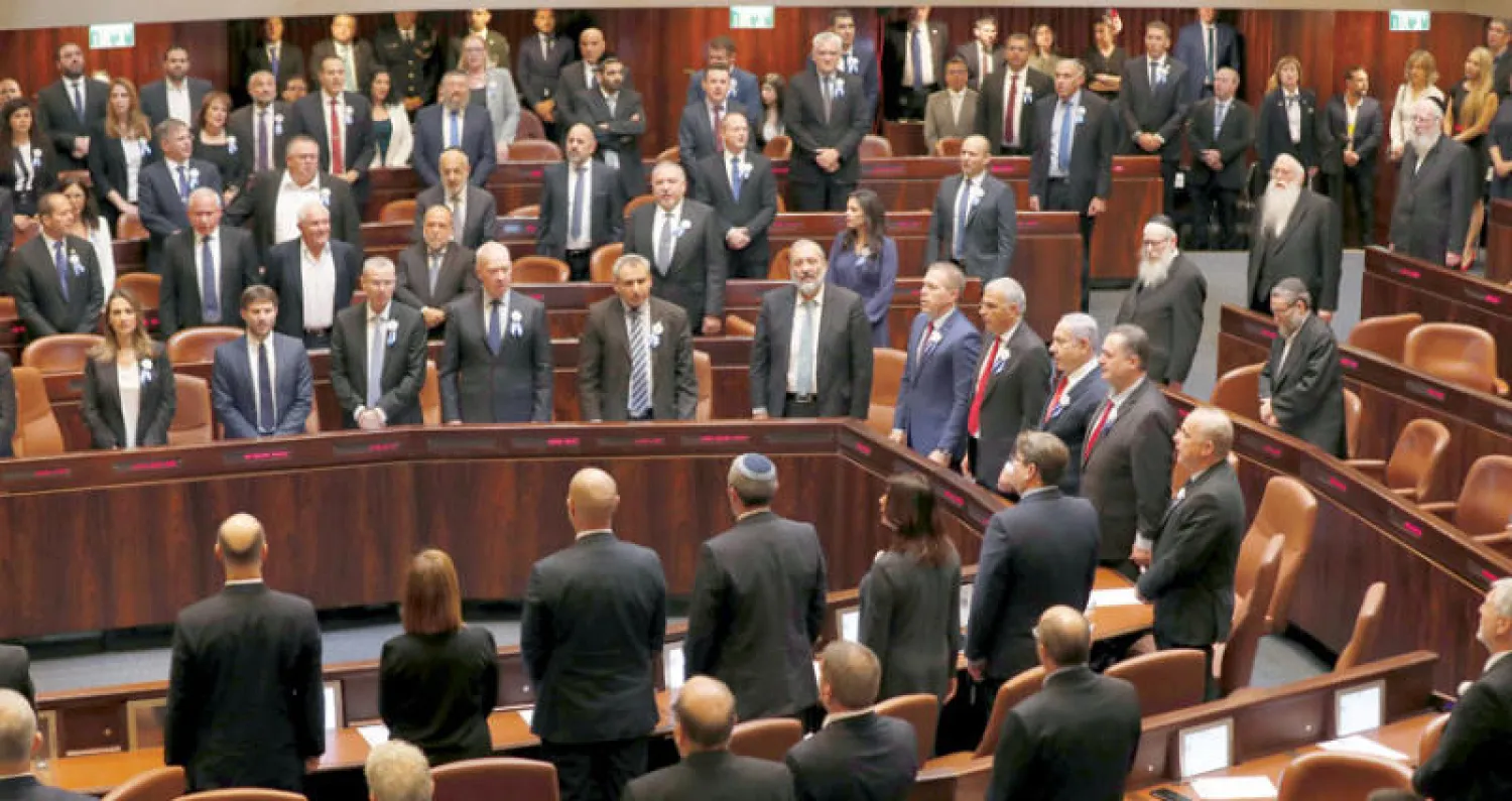 نواب الكنيست يؤدون اليمين أمس (إ.ب.أ)