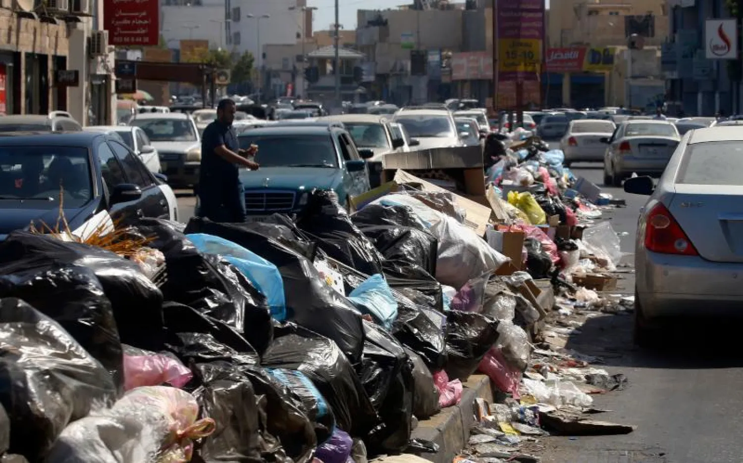 تلال من القمامة تتراص على أرصفة طرابلس (أ.ف.ب)