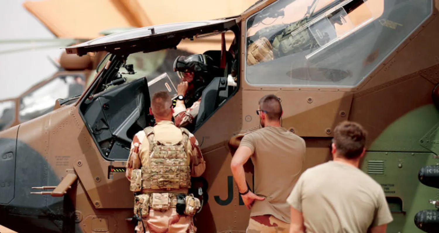 جنود فرنسيون يعملون على طائرة هليكوبتر في معسكر العمليات الصحراوية التشغيلي أثناء عملية «برخان» في مالي أغسطس الماضي (رويترز)