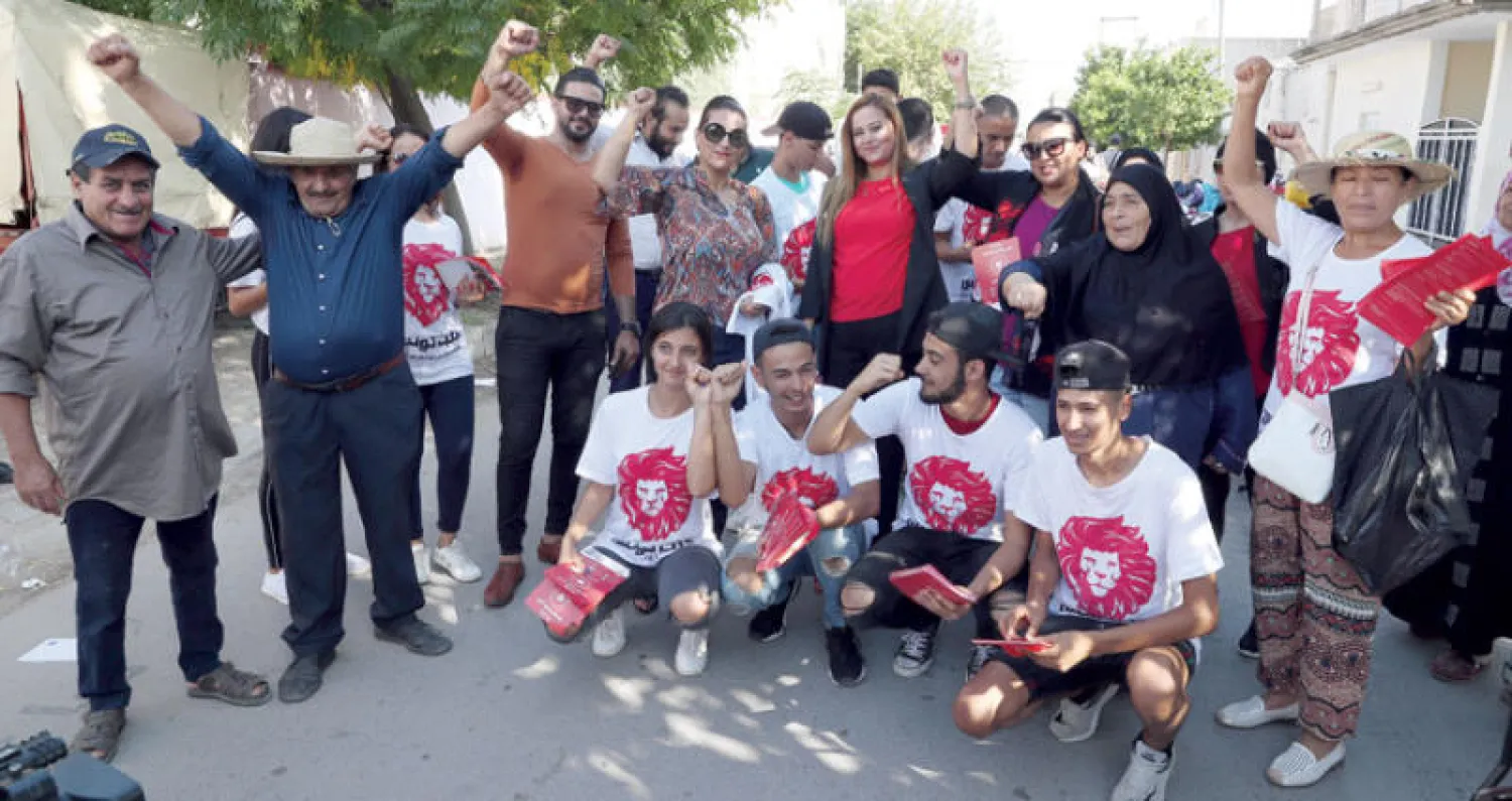 شبان مؤيدون لحزب {قلب تونس} يوزعون منشورات الحزب في إطار حملة الانتخابات التشريعية في مدينة بنزرت (إ.ب.أ)
