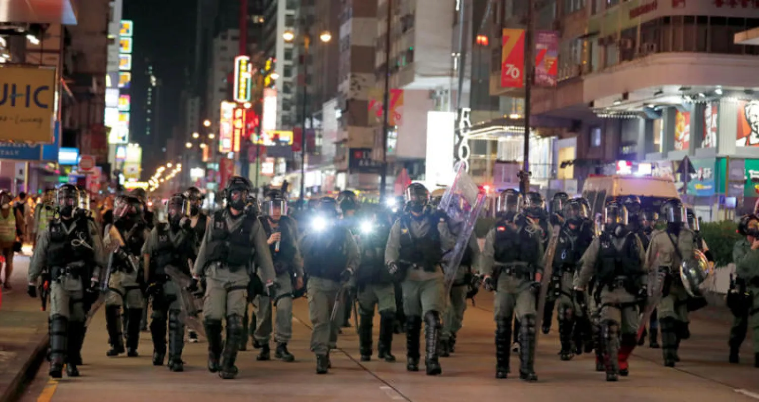 شرطة مكافحة الشغب تجوب شوارع هونغ كونغ التي اندلعت فيها الاحتجاجات أمس (أ.ب)