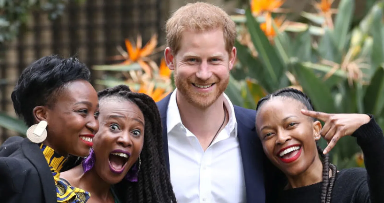 الأمير هاري خلال حفل استقبال ممثلي الشركات الشابة في جنوب أفريقيا بمقر إقامته بجوهانسبورغ أمس (رويترز)