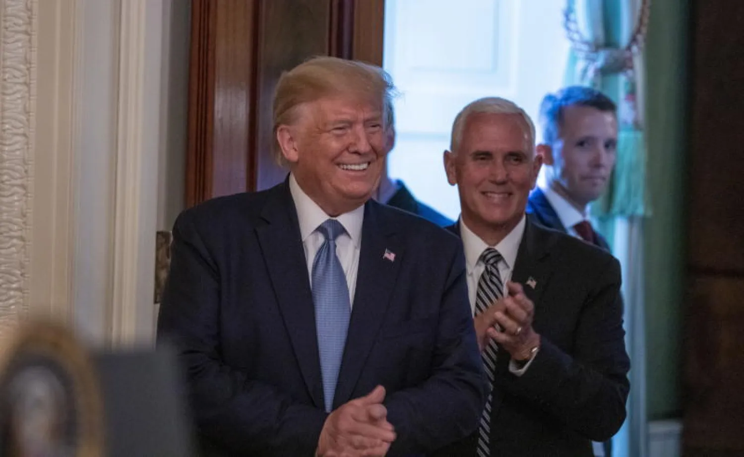 الرئيس الأميركي دونالد ترمب وخلفه نائبه مايك بنس (إ.ب.أ)