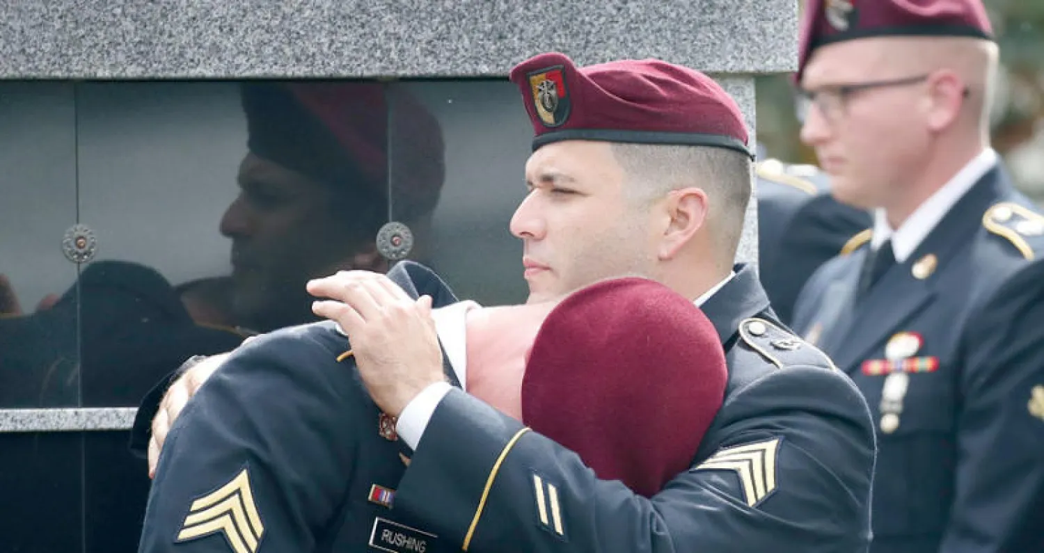 جنود أميركيون أثناء مراسم دفن الرقيب جونسون وثلاثة جنود أميركيين آخرين بعد مقتلهم في كمين بالنيجر يوم 4 أكتوبر 2017 (أ.ف.ب)