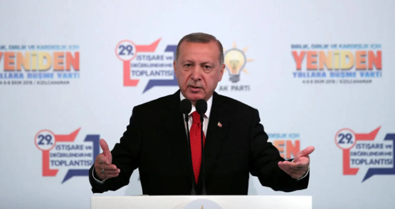 لا يتوقف الرئيس التركي رجب طيب إردوغان عن إلقاء اللوم على «مؤامرات خارجية» في تردي الاقتصاد رغم أن معظم التقارير الدولية يشير إلى مسؤولية سياساته عن الأزمات (رويترز)