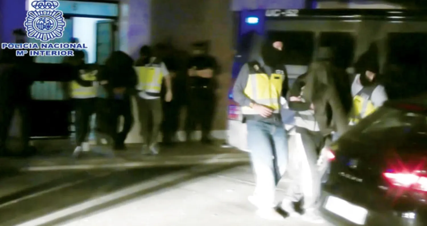 مداهمة الشرطة الإسبانية خارج مدريد أدت إلى اعتقال شخصين أول من أمس (إ.ب.أ)