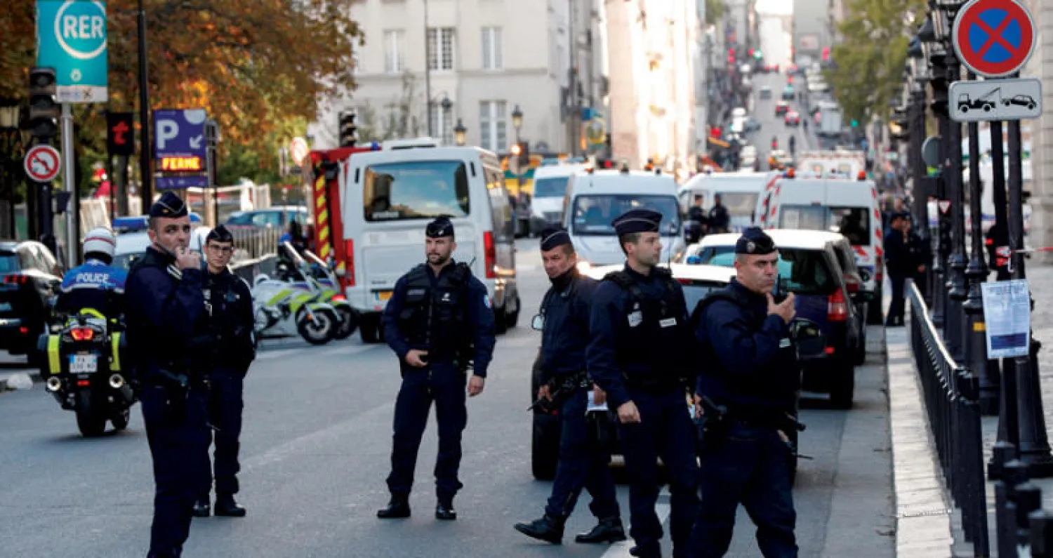جنود من الشرطة الفرنسية وسط العاصمة باريس عقب الهجوم الإرهابي يوم الخميس (أ.ف.ب)