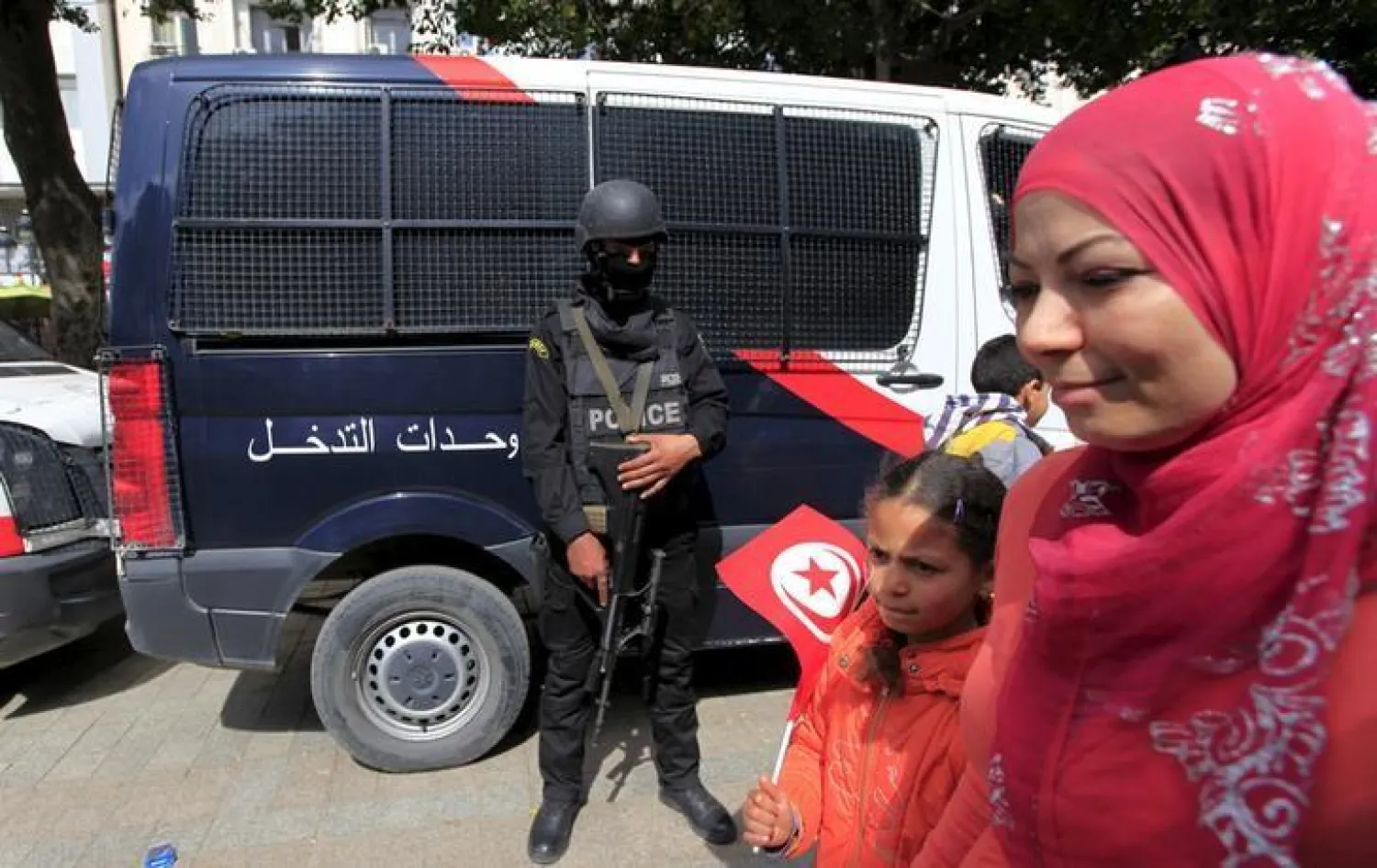  A Tunisian policeman stands guard at Bourguiba Avenue in the capital of Tunis during a celebration to commemorate Tunisia's National Independence Day March 20, 2015. REUTERS/Anis Mili


