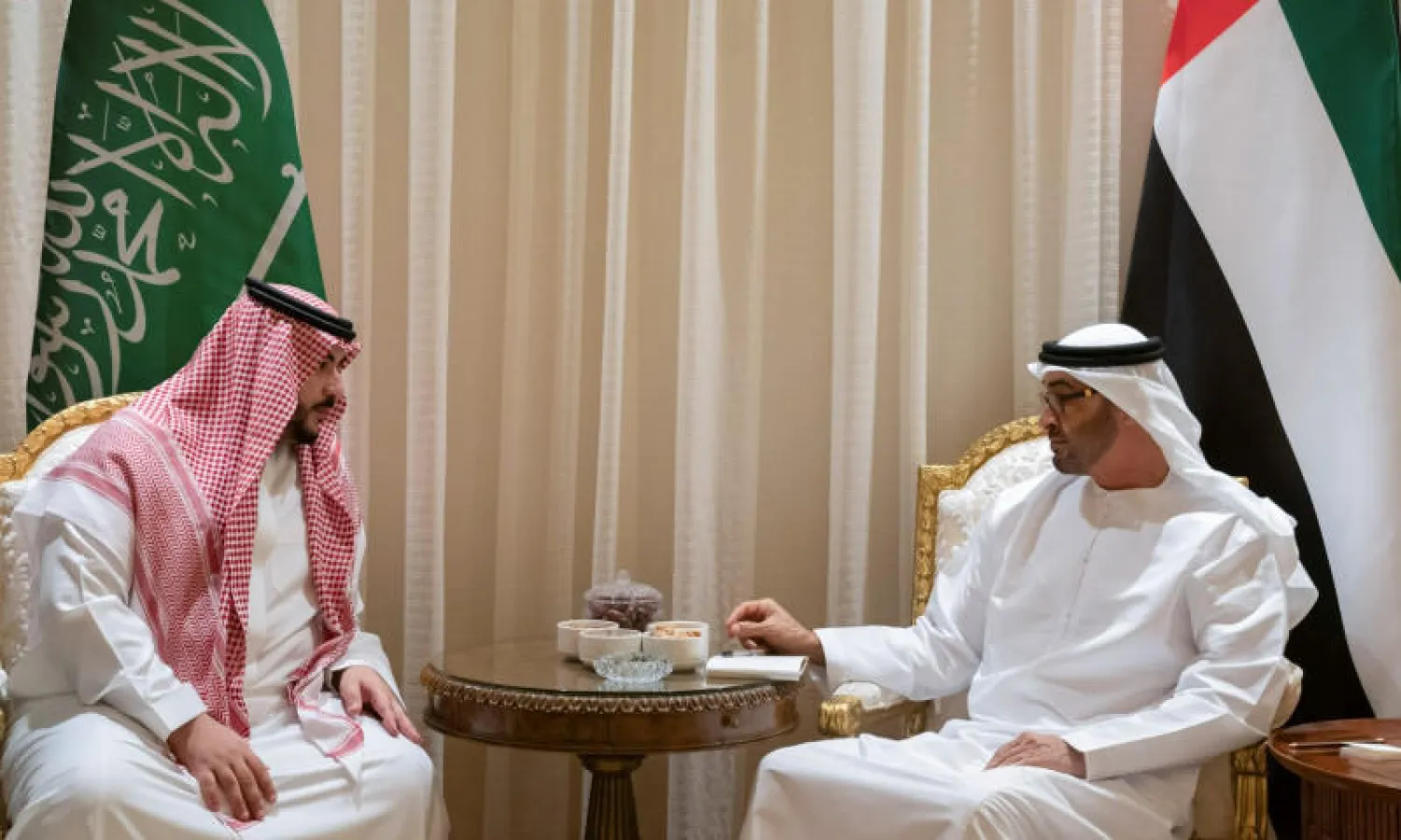 ولي عهد أبوظبي الشيخ محمد بن زايد آل نهيان لدى استقباله نائب وزير الدفاع السعودي الأمير خالد بن سلمان بن عبد العزيز (وام)