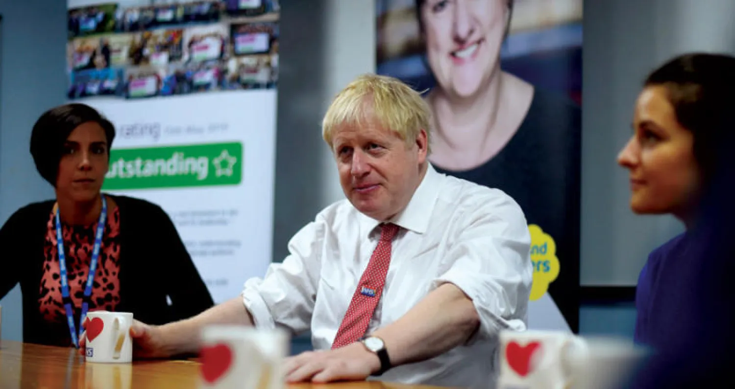 جونسون يتحدث مع خبراء في مجال الصحة العقلية في مستشفى بواتفورد أمس (أ.ب)