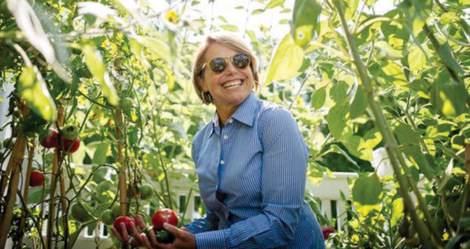 الإعلامية كايتي كوريك في حديقتها