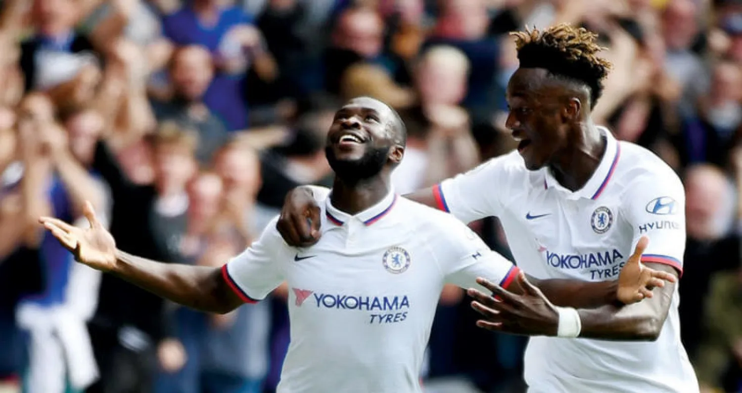 لاعبا تشيلسي فيكايو توموري (يسار) وتامي إبراهام انضما للمنتخب الإنجليزي