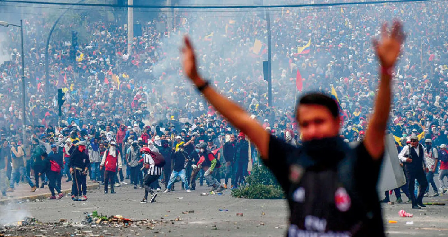 المتظاهرون الإكوادوريون يشتبكون مع قوات الأمن قرب مبنى البرلمان الذي تم اقتحامه ليل الثلاثاء (أ.ف,ب)