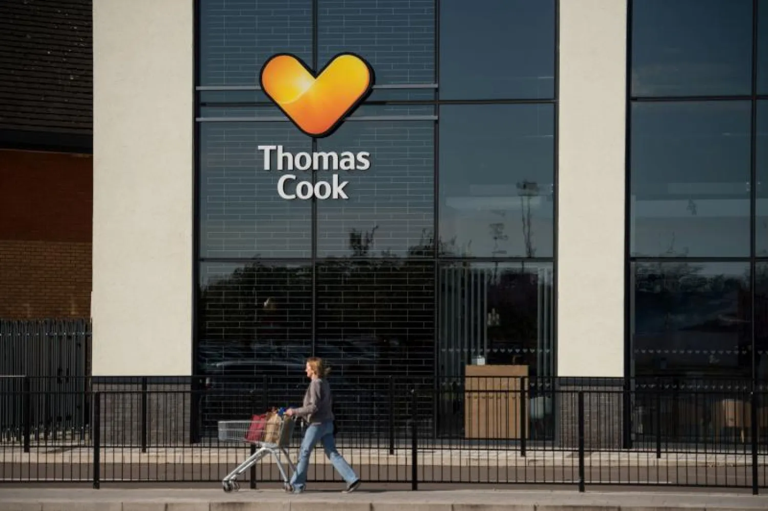 سيدة تسير من أمام فرع لـ«توماس كوك» المغلق في لندن (أ.ف.ب)